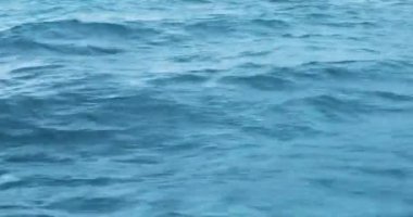 Güneşli bir günde keyifli bir teknede deniz suyunun hareketli dokusu, çevre koruması