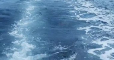 Güneşli bir günde keyifli bir teknede deniz suyunun hareketli dokusu, çevre koruması