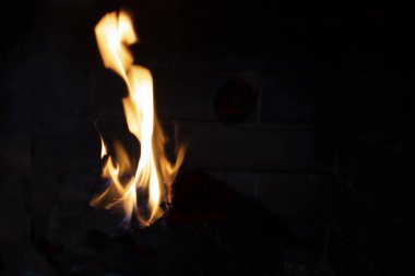 Siyah zemin üzerinde ateş alevi, yatay