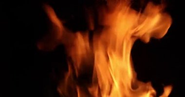 Siyah zemin üzerinde ateş alevi, yatay