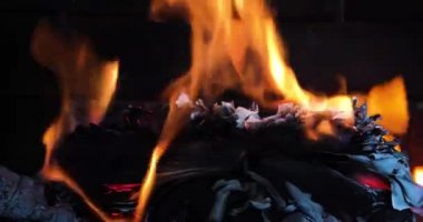 Ateş kâğıdı defterinde yanan, çarşafları çoktan kül olmuş, yatay