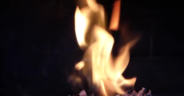 Flamme Feu Dans Cheminée Sur Fond Sombre — Video