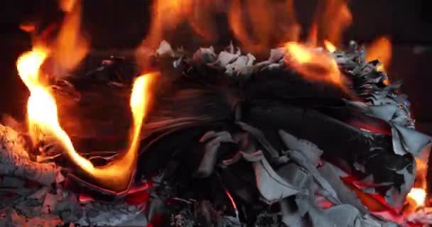 Yangında Yenisini Bulmak Için Eski Defterleri Yak — Stok video