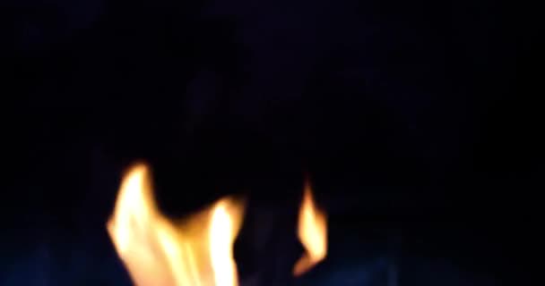 Haldokló Tűz Lángja Szürke Hamuban Előtérben — Stock videók
