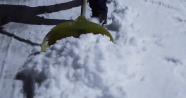 Maak Sneeuw Schoon Met Een Grote Schop Late Avond Met — Stockvideo