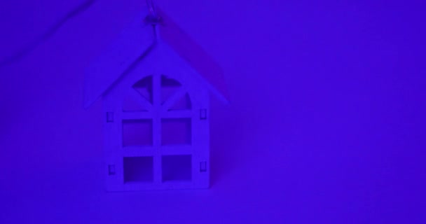 Vánoční Věnce Dřevěným Domem Zářícími Okny Uvnitř Purpurovém Pozadí Finanční — Stock video