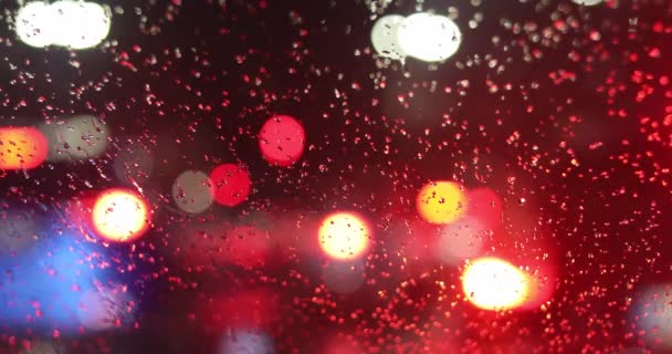 雨の中交通渋滞の中で車の右側の鏡の上の抽象的なぼやけた背景 — ストック動画