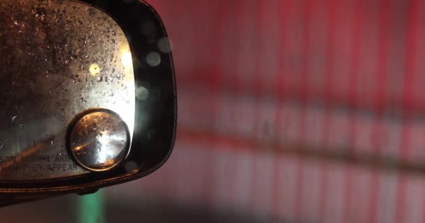 Abstrakcyjne Rozmyte Tło Prawym Lusterku Bocznym Samochodu Jasnymi Światłami Podczas — Wideo stockowe