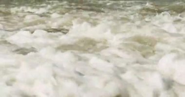 Deniz dalgaları kumlu bir plajın kıyısında, deniz eğlencesi, kullanışlı