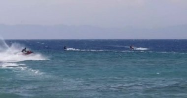 Rüzgarlı havada denizde uçurtma eğitimi, aktif dinlenme, yararlı