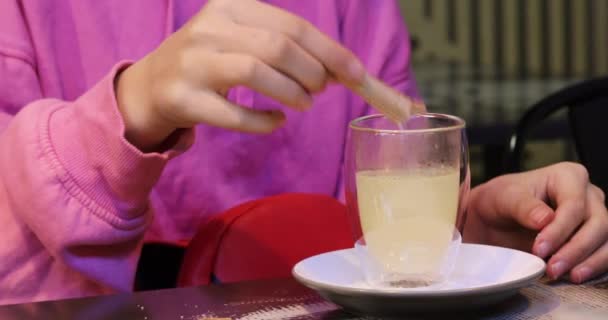 女の子は生姜茶に砂糖代用品を注ぎ — ストック動画