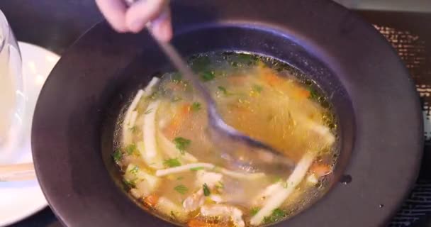 Перемешать Горячий Аппетитный Куриный Суп Лапшой Перед Едой — стоковое видео