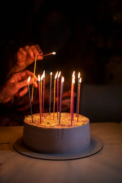 Kaarsen Samen Aansteken Een Verjaardagstaart Feest — Stockfoto