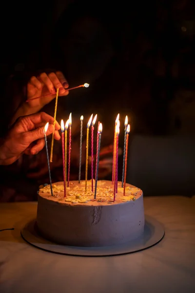 Acender Velas Juntas Bolo Aniversário Festa — Fotografia de Stock