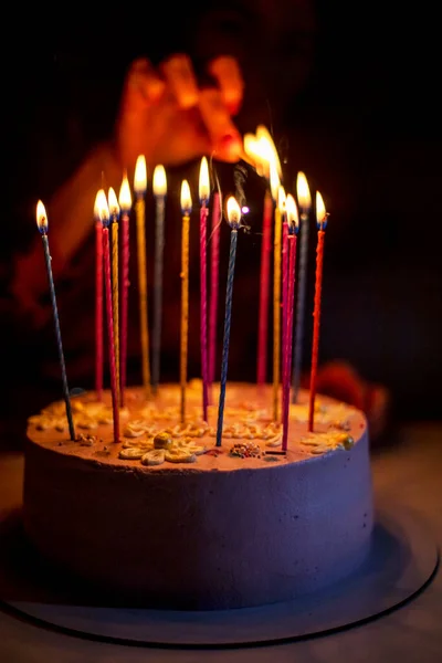 Kaarsen Aansteken Een Verjaardagstaart Ter Ere Van Een Verjaardagsfeestje — Stockfoto