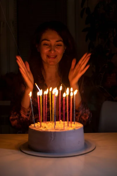 Счастливая Девушка Хлопает Ладоши Прежде Задуть Свечи Торт День Рождения — стоковое фото
