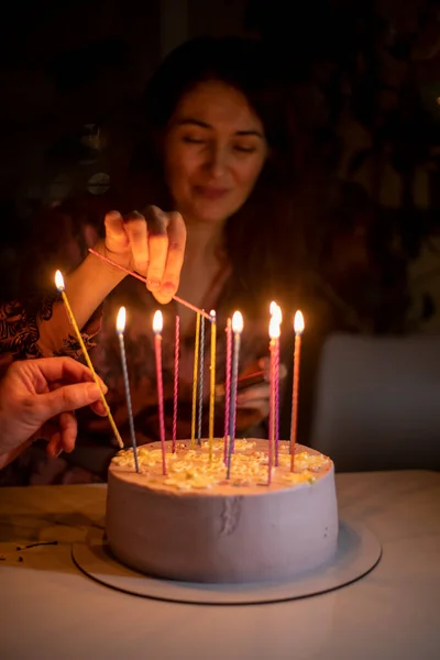 Счастливая Девушка Зажигает Свечи Именинном Торте Вертикальном — стоковое фото