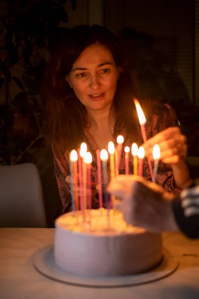 Счастливая Девушка Зажигает Свечи Именинном Торте Вертикальном — стоковое фото