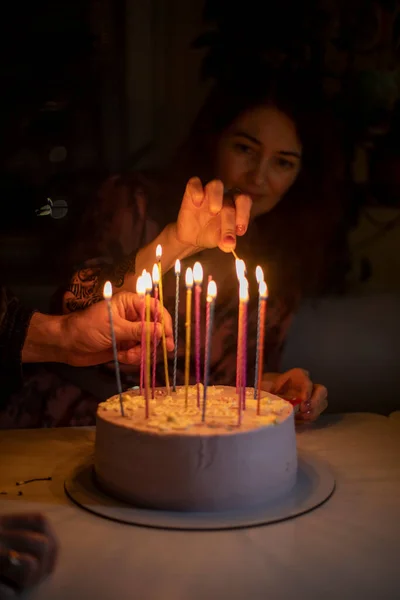 Милая Девушка Зажигает Свечи Торте День Рождения Вертикальный — стоковое фото