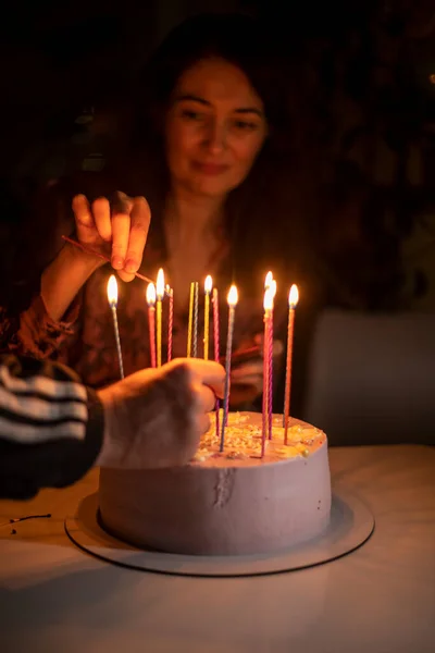 Милая Девушка Зажигает Свечи Торте День Рождения Вертикальный — стоковое фото