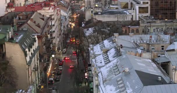 Plano Puesto Una Calle Que Pasa Con Coches Ciudad Tarde — Vídeo de stock
