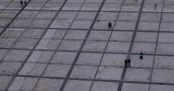 Los Turistas Caminan Largo Plaza Por Noche Vista Superior Plano — Vídeos de Stock