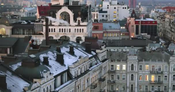 Gyönyörű Kilátás Nyílik Esti Város Építészet Fehér Füst Kémény Előtérben — Stock videók