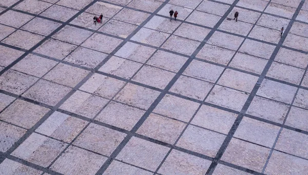 Les Gens Marchent Long Place Géométrique Dans Soirée Vue Sur — Photo