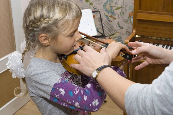 Lección Música Pequeño Violinista Aprende Tocar Violín —  Fotos de Stock