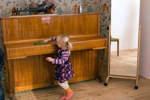 Маленькая Девочка Впервые Пришла Урок Музыки Музыкальный Класс — стоковое фото