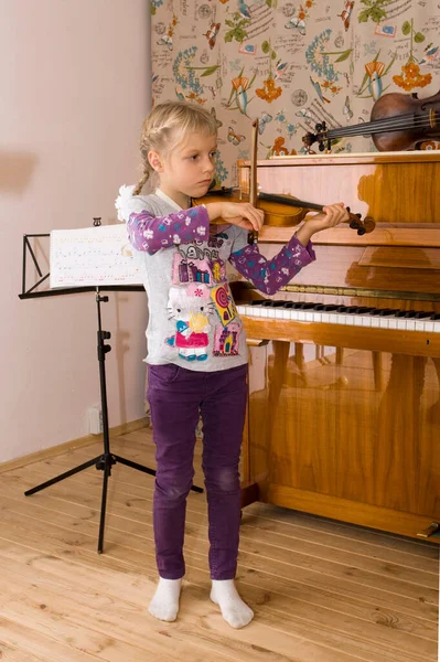 Lição Música Pequeno Violinista Aprende Tocar Violino — Fotografia de Stock