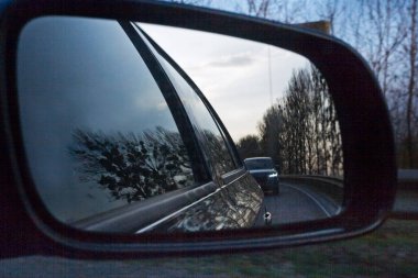 Arabadaki aynaya bak.