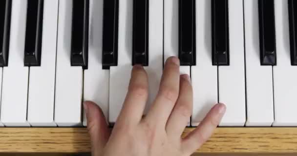 Ευτυχισμένος Νεαρός Πιανίστας Παίζει Πιάνο Αριστερό Του Χέρι Flatlay — Αρχείο Βίντεο
