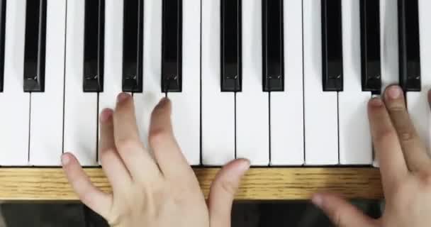 Ευτυχισμένος Νεαρός Πιανίστας Παίζει Βαλς Πιάνο Δύο Χέρια Flatlay — Αρχείο Βίντεο