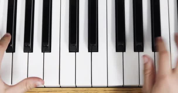 Młody Pianista Grający Walcu Fortepianowym Obiema Rękami Flatlay — Wideo stockowe