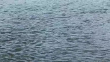 Hızlı akan mavi suyun soyut doğal arkaplanı