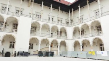 Wavel kalesi içeriden güneşli bir günde Krakow 'da restorasyon sırasında