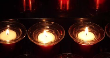 Lambada 'da mum yakmak tapınaktaki ayinde, Ukrayna için bir dua.
