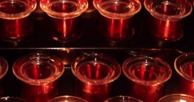 Lambada 'da mum yakmak bayramdan önce tapınaktaki ayinde, Ukrayna için bir dua.