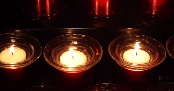在羊驼中点燃蜡烛在庙里为乌克兰祈祷 — 图库视频影像