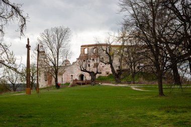 Polonya 'da Janowcie yakınlarındaki şatonun bulutlu manzarası.