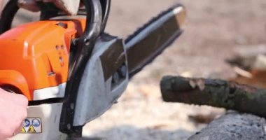 Büyük bir ağaç gövdesini parçalara ayırmak, bir bahçıvanın işi.