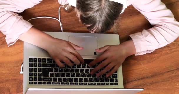 Mutlu Genç Kız Yerde Kulaklıklarla Yatıyor Dizüstü Bilgisayarda Çalışıyor — Stok video