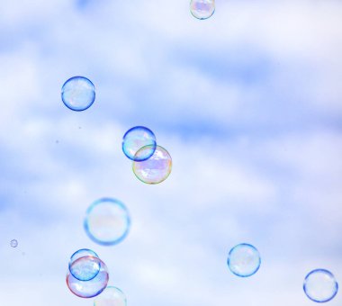 sabun köpüklerinin arkaplanı mavi gökyüzüne karşı, tatil, 