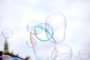 Mavi gökyüzüne karşı sabun köpükleri, yatay