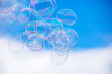 sabun köpüklerinin arkaplanı mavi gökyüzüne karşı, tatil