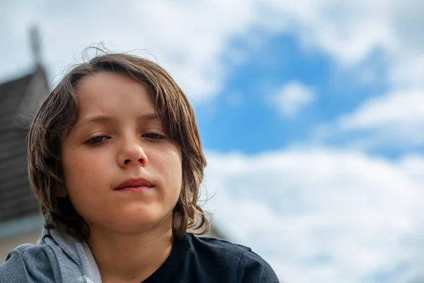 Retrato Menino Adolescente Elegante Contra Céu Azul Com Nuvens Cidade — Fotografia de Stock