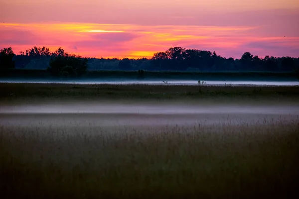 Hermoso Cielo Naranja Con Nubes Después Del Atardecer Con Niebla — Foto de Stock