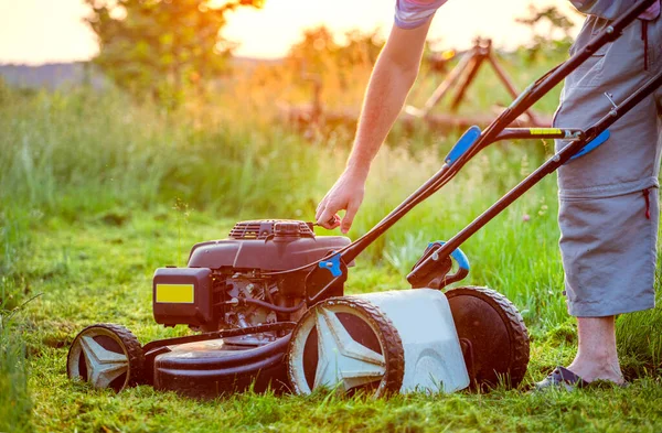 Memulai Mesin Pemotong Bensin Dengan Latar Belakang Rumput Hijau Yang — Stok Foto