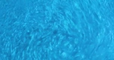 mavi soyut arkaplan sıvıyı saat yönünün tersine hareket ettiriyor